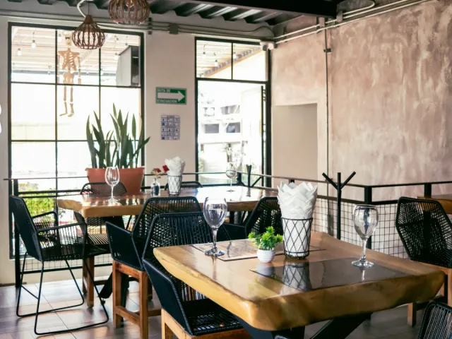 บรรยากาศร้านอาหาร โต๊ะไม้และแสงธรรมชาติ